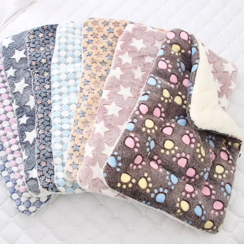 Couvertures douces en polaire pour bébés sur fond blanc pour Soothing Blanket for Cats (couverture apaisante pour chats)