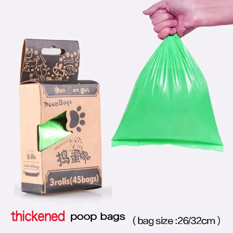 Personne utilisant un distributeur de sacs à crottes avec LED pour Nocturnes pour placer un sac vert dans une boîte