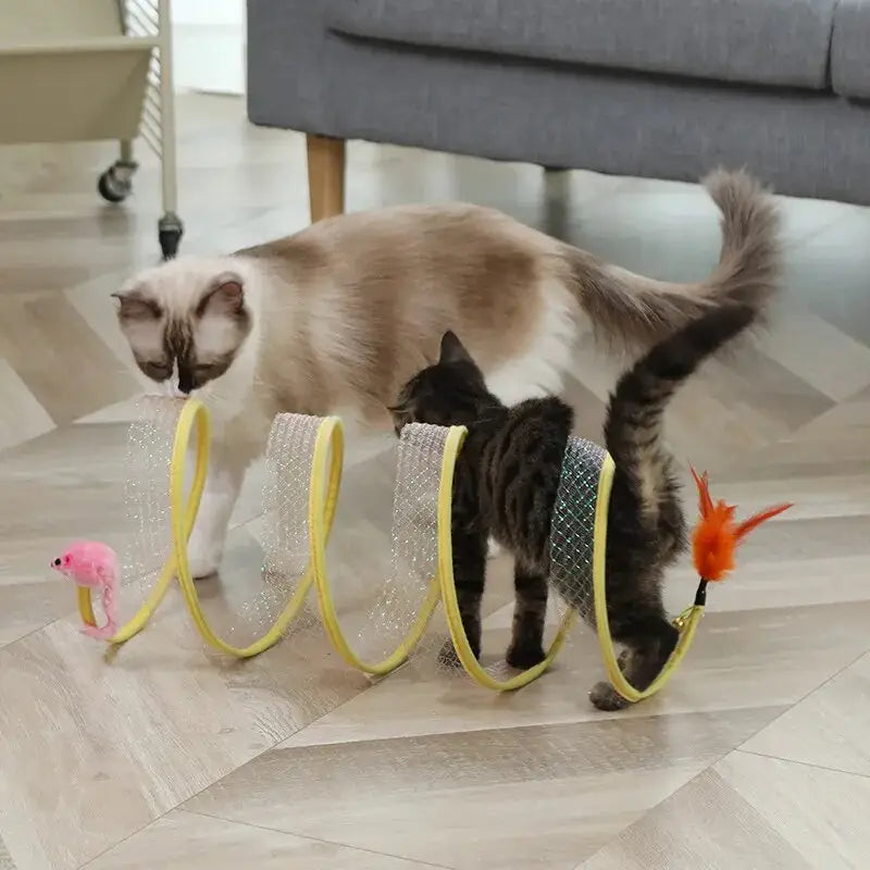 Chat jouant avec le jouet Feline Hunter Mouse sur le sol, animal de compagnie souris jouet
