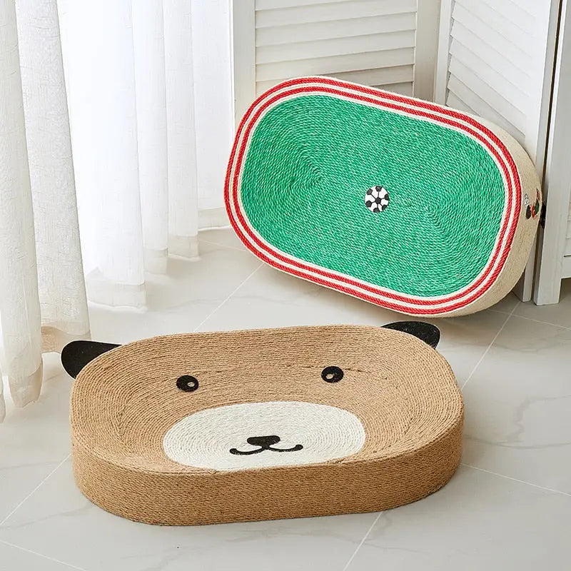 Tapis en forme d’ours avec des rayures vertes et rouges sur Planche à gratter pour chat - Un outil essentiel pour les griffes de votre chat