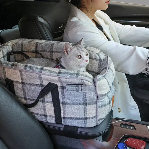 Femme conduisant avec un chat sur la banquette arrière utilisant le Travel Car Seat for Cats - auto siège pour animaux Transparent Background