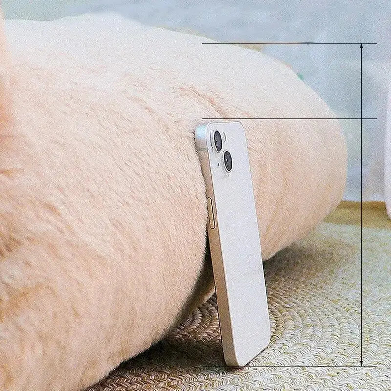 Chat se relaxant sur un luxueux canapé pour animaux, la tête sur le sol, profitant de l’ultime repos