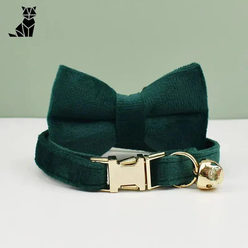 Collier pour chat en velours doux : Nœud papillon vert avec boucle dorée, texture luxueuse, style personnalisé