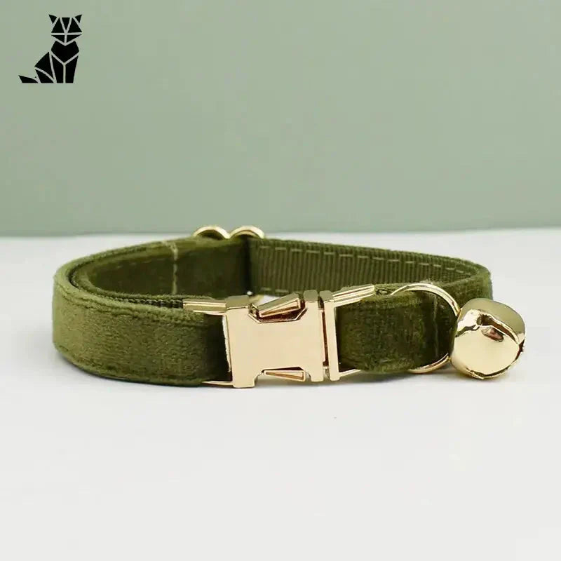 Collier pour chien en velours vert avec boucle dorée dans le produit ’Collier pour chat en velours doux’