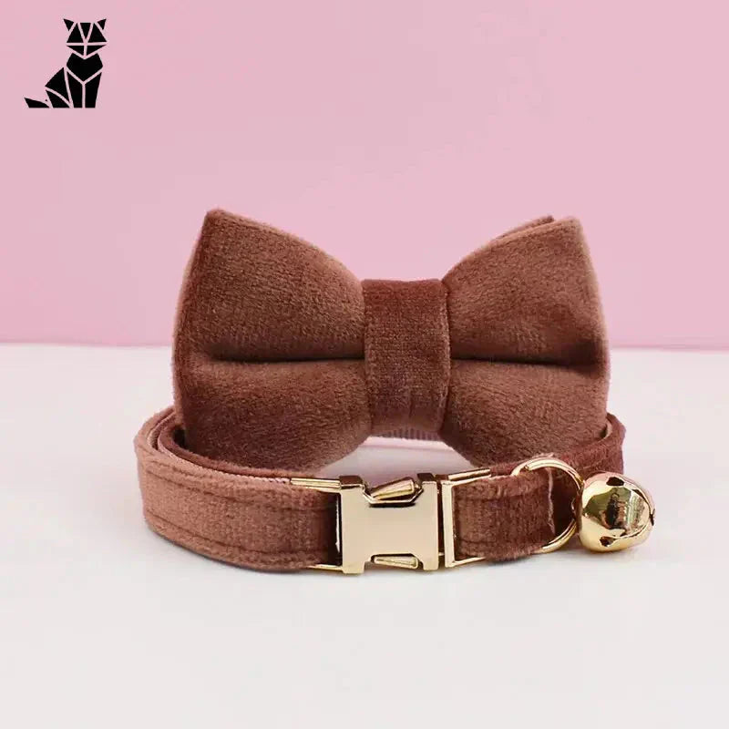 Collier pour chat souple et personnalisable avec un nœud papillon marron et une boucle dorée pour plus de sécurité