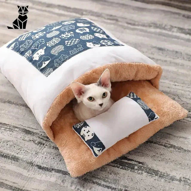 Chaton caché dans un lit doux - Cozy Space for Cats, confort et élégance