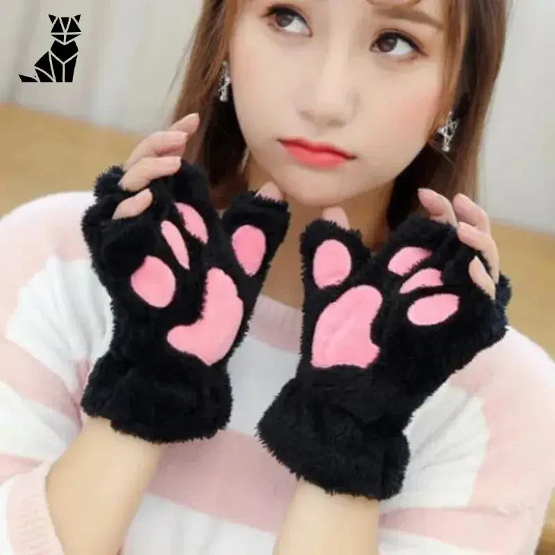 Une fille portant des gants en polaire Soft Coral Fleece Gloves - doux gants en noir et rose