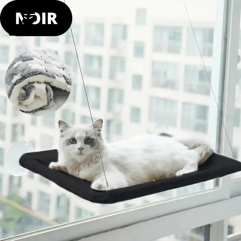 Chat faisant la sieste sur le rebord de la fenêtre de Hamacat, un coin douillet pour les animaux douillets