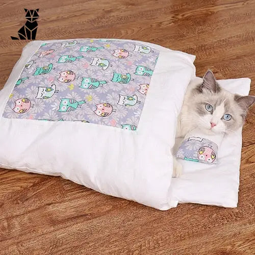 Chat se prélassant sur le lit en coton Cozy Star pour chats, un lit douillet et confortable