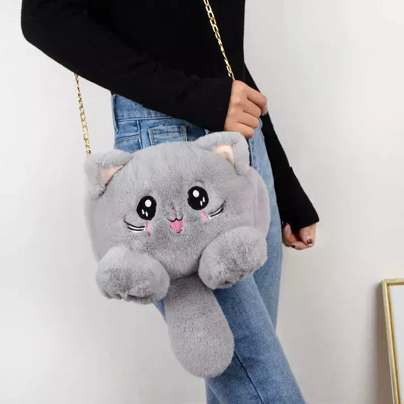 Femme avec sac peluche gris en forme de chat, Women’s Plush Bag with Cat-Shaped Shoulder Strap