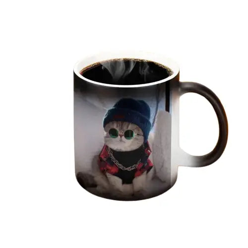 Un chat portant une écharpe déguste un café sur un journal - Tasse chat personnalisée, tasse chat Transparent Background